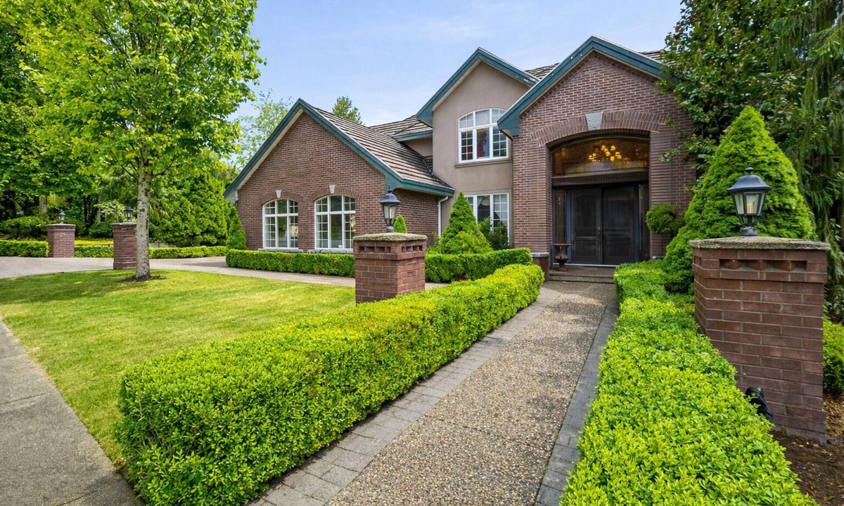 Westwood Plateau House | Luxury 1 Bedroom Executive Suite | 1,190 SF | Private Entrance | Free Parking