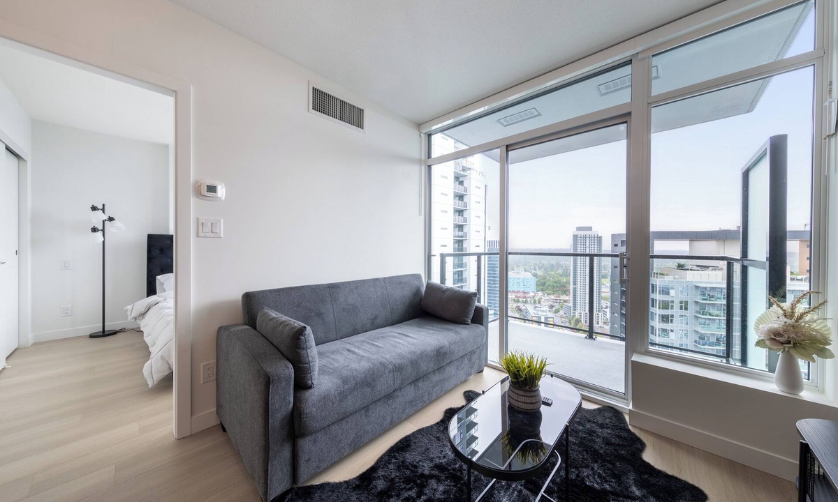 Surrey Apartment | Luxury 1 Bedroom with Gym at King George Hub