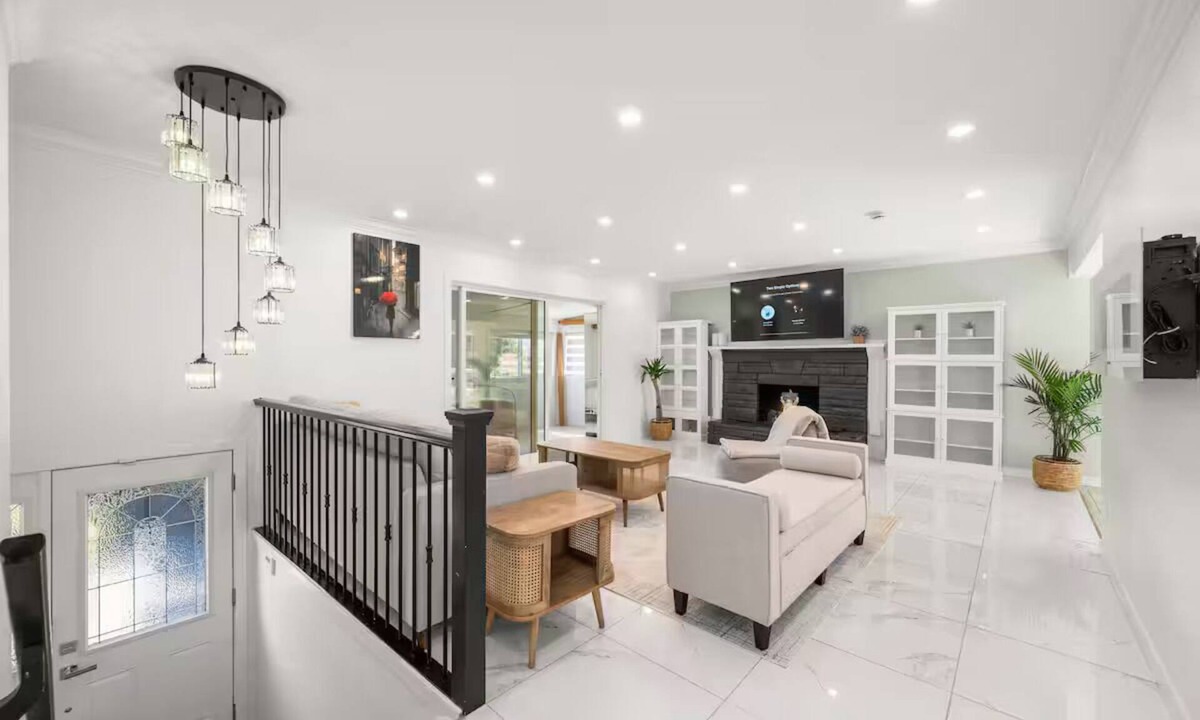 Abbotsford House | Luxury 3BR Retreat | Hot Tub Fire Pit & 4 Beds |