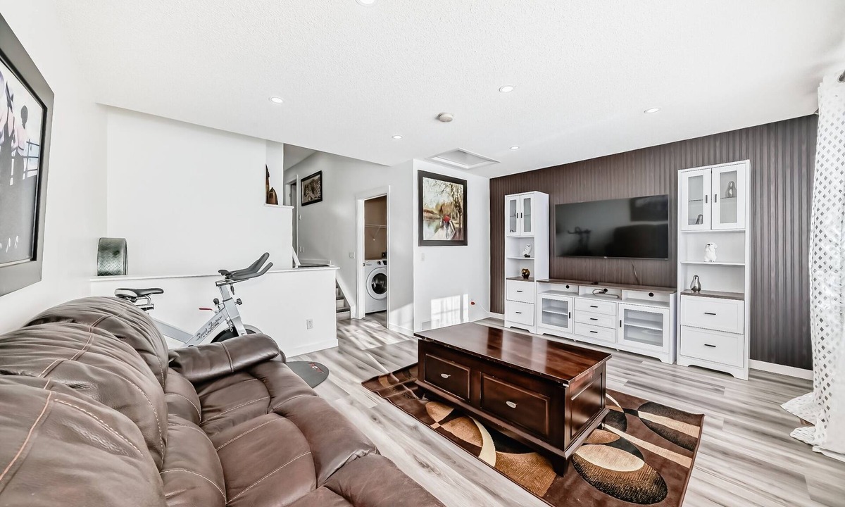 Bridlewood House | Luxury 4 Bedroom detached, vacation home in SW Calgary. King-size bed.