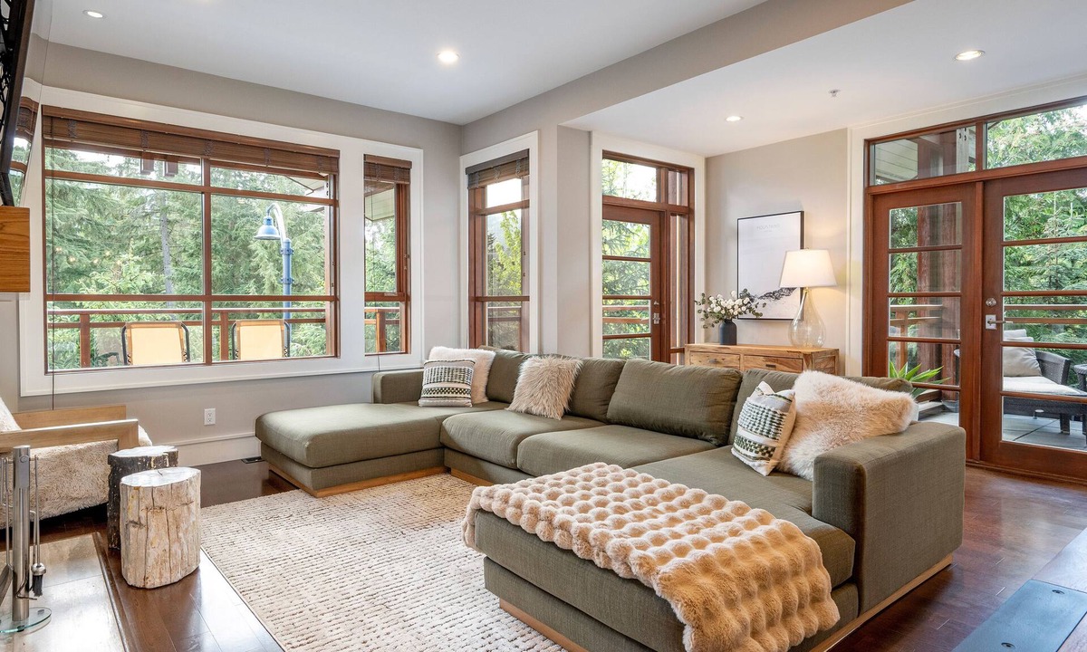 Whistler House | Luxury 4 BR | AC | Double Garage | Private Hot Tub | Mountain Views | Managed By Aloha Whistler