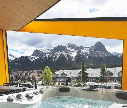 Teepee Town House | Luxury 4 BR Retreat with Hot Tub and epic mountain view