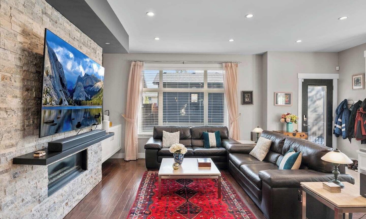 Banff Trail House | Luxury AC Home in Great Neigbourhood