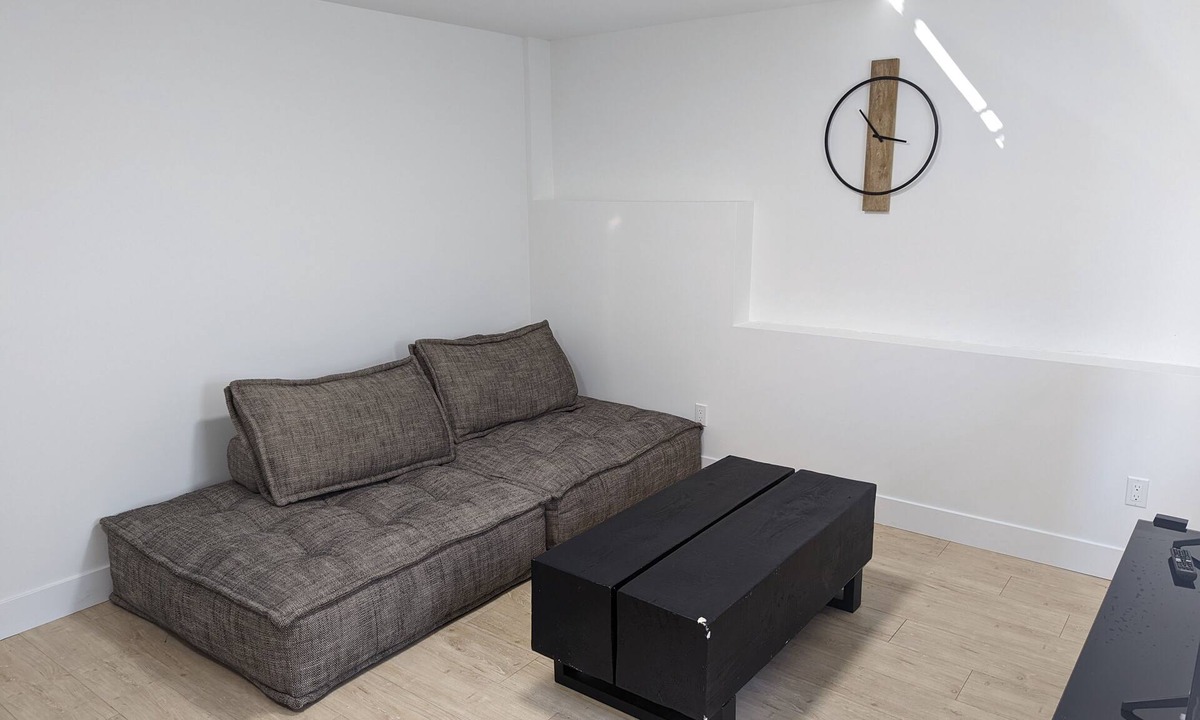 Townline Hill Apartment | luxury airport suite 🏡