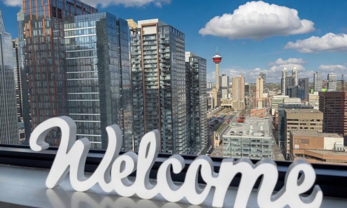 Connaught Condo | Luxury Condo | 2 Bed | Pool | Gym | Views | Parking | Steps to DT Dining