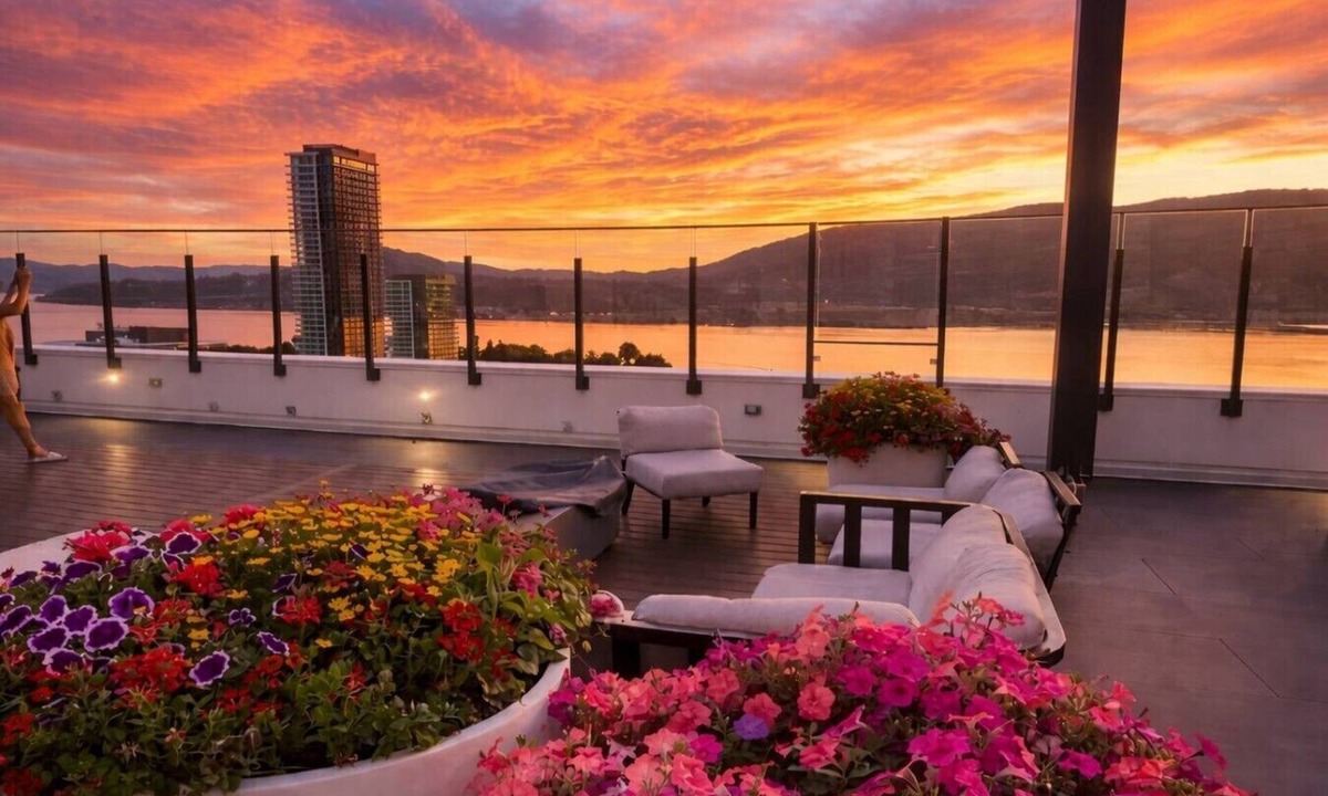 Downtown Kelowna Condo | Luxury Downtown Kelowna 2BR | Rooftop & Parking