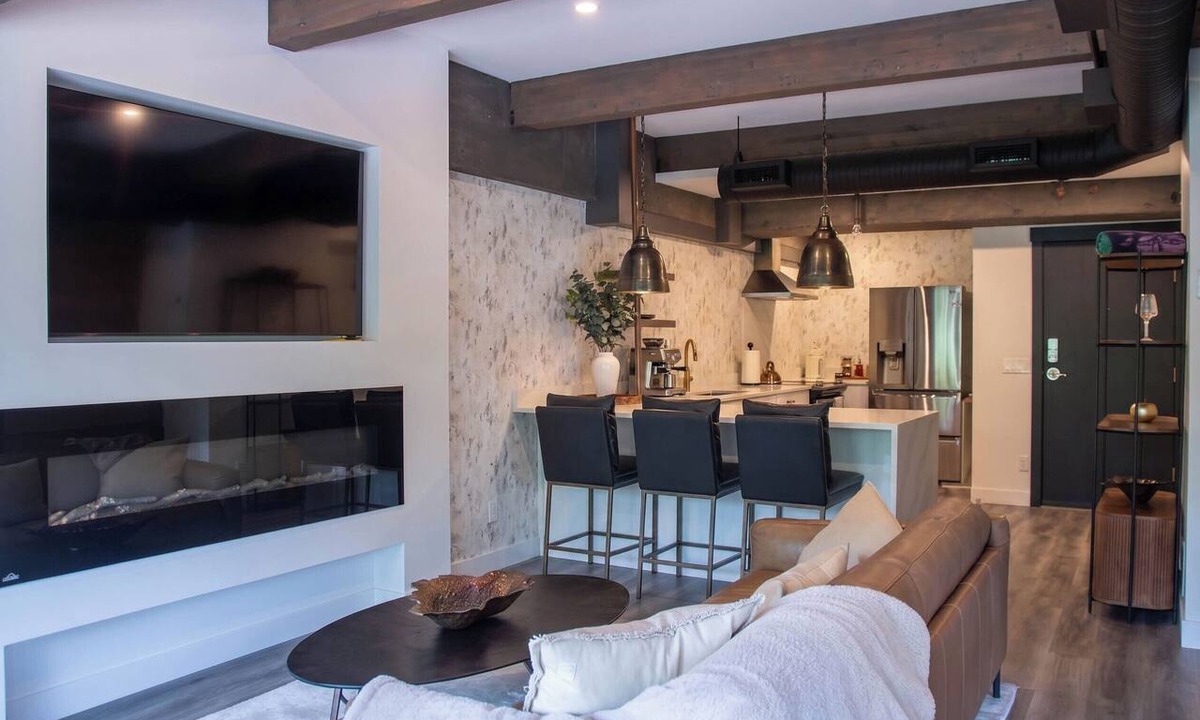 Kelowna Central Business District Hotel | LUXURY DOWNTOWN WATERFRONT RETREAT with Park, Lake and Marina Views