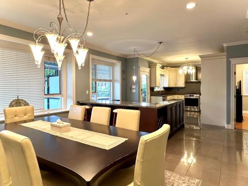 Hastings Villa | Luxury Family Villa - 5BR & Garden - 10 mins to DT - Free Parking