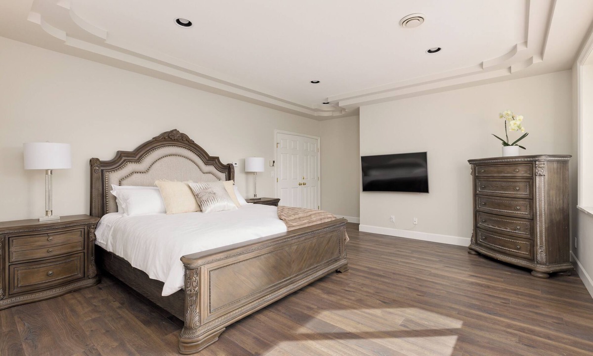Richmond Apartment | Luxury Master King Suite. Ensuite. Free Parking .Central AC. Near YVR
