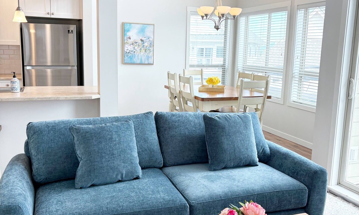 Central Okanagan Cottage | Luxury Modern Lake Cottage, Huge Deck Sleeps 8, Pet Friendly, Close to Amenities
