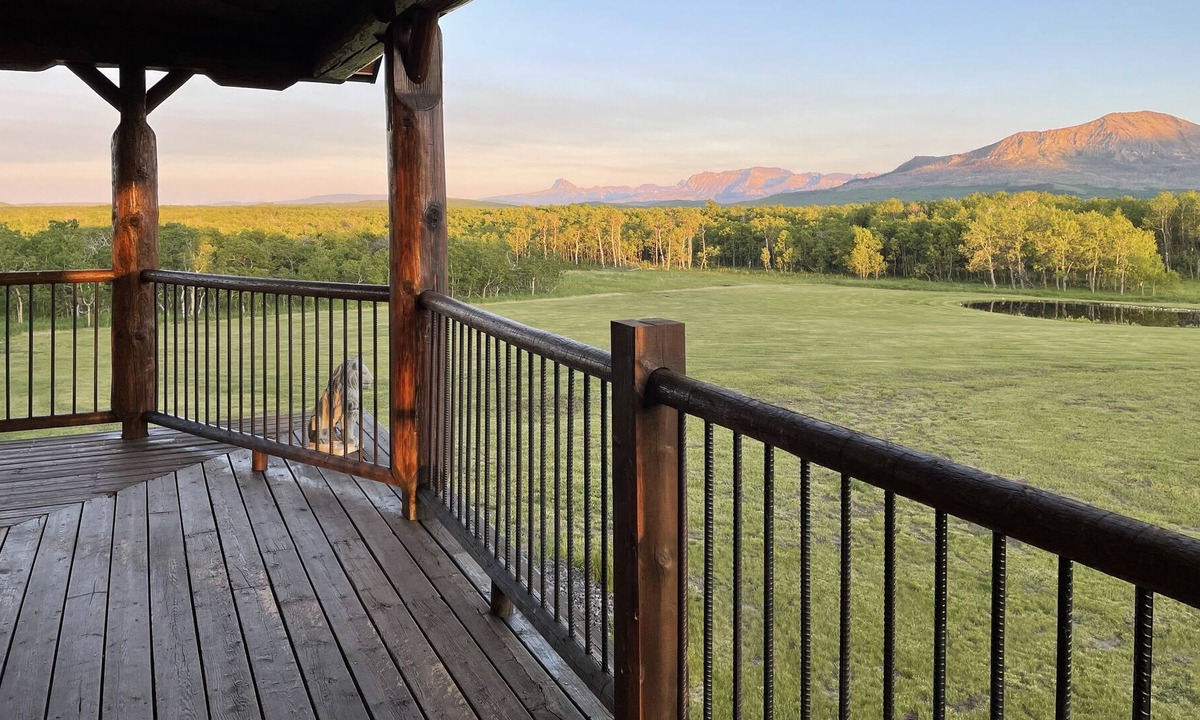 Division No. 3 Cabin | Luxury Mountain Lodge 10 minutes from Waterton Park