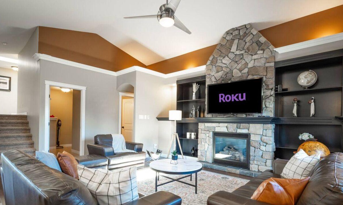 South Lethbridge House | Luxury Retreat | Sleeps 12 | AC, Patio | 5min YQL