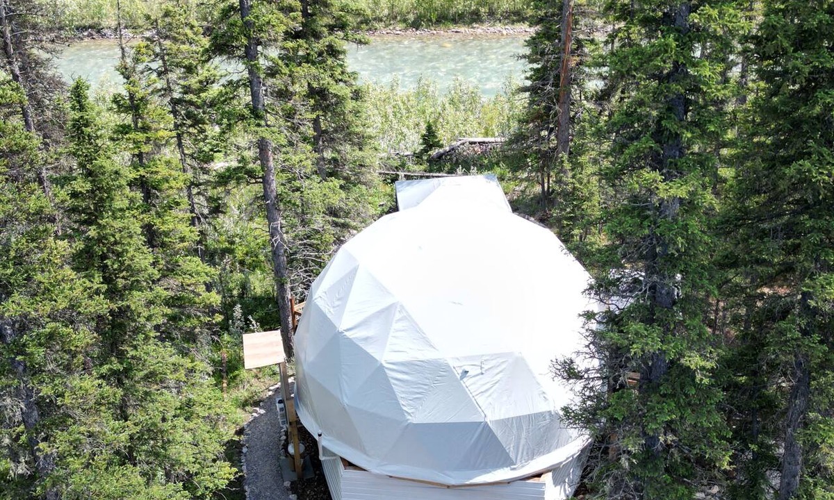 Bragg Creek House | Luxury Riverside Dome with Private Bathroom Near Bragg Creek