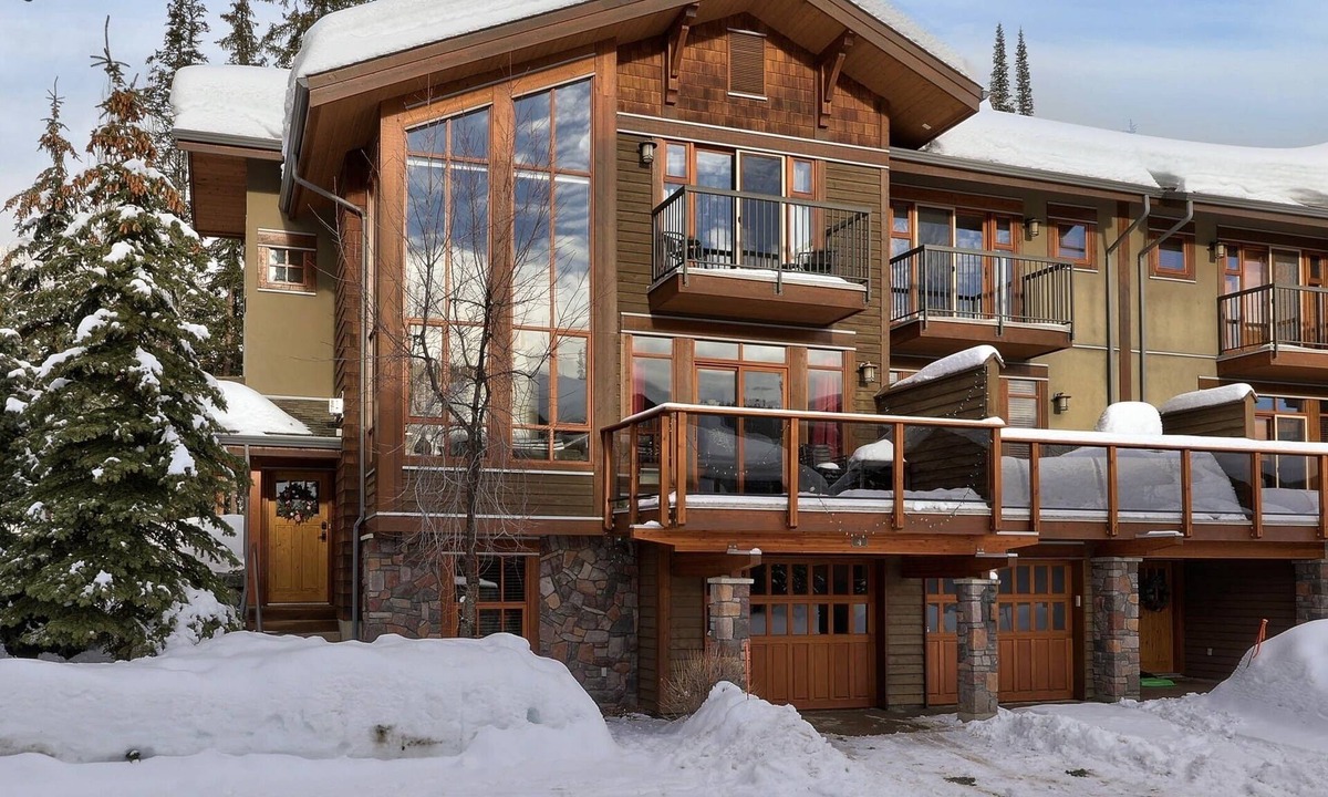 Sun Peaks House | Luxury slopeside townhouse with private hot tub in Woodhaven 4