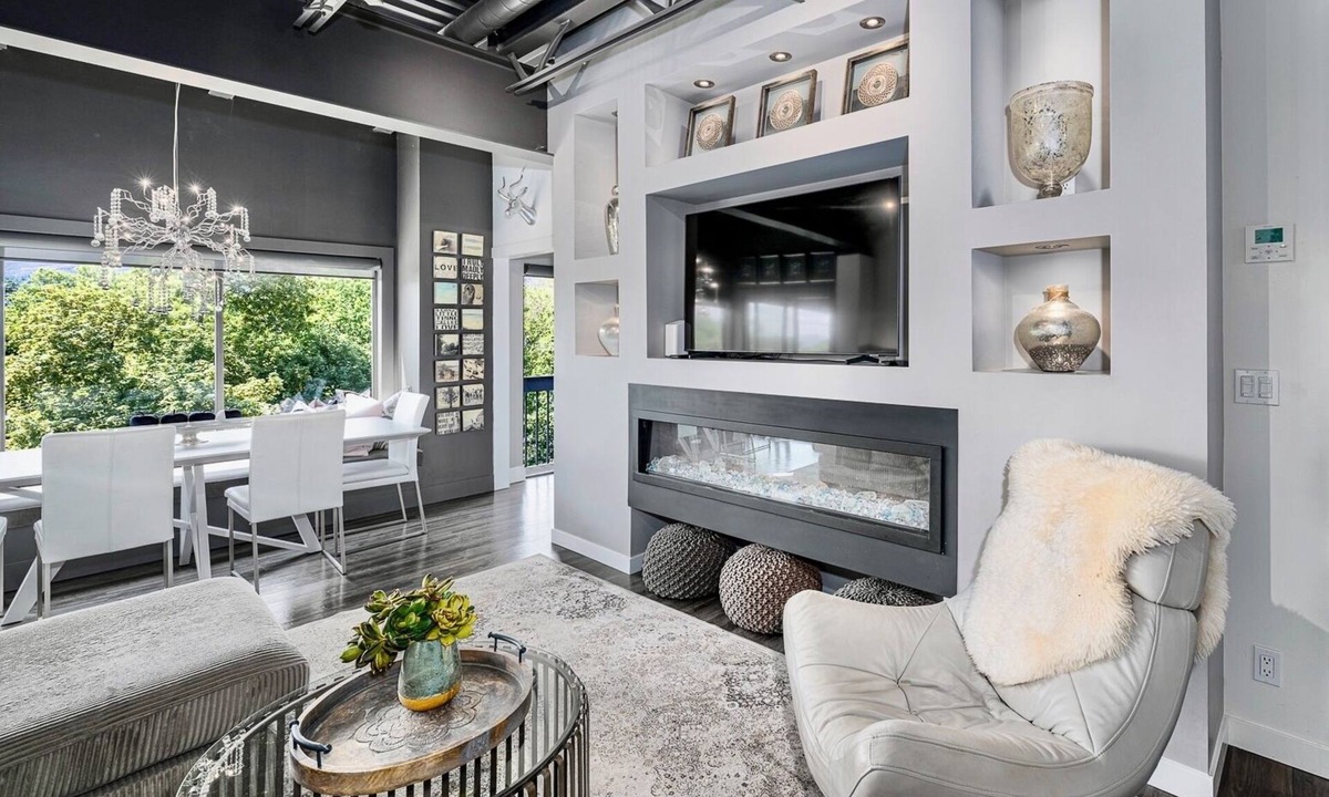 Kelowna Central Business District Hotel | Luxury Waterfront Penthouse -Downtown Kelowna!
