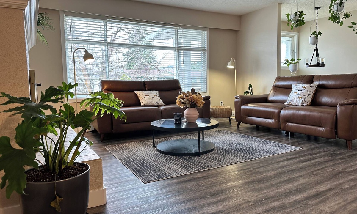 Rutland House | Mainfloor 3 bedroom, sleep 5-6, Kelowna wineries retreats