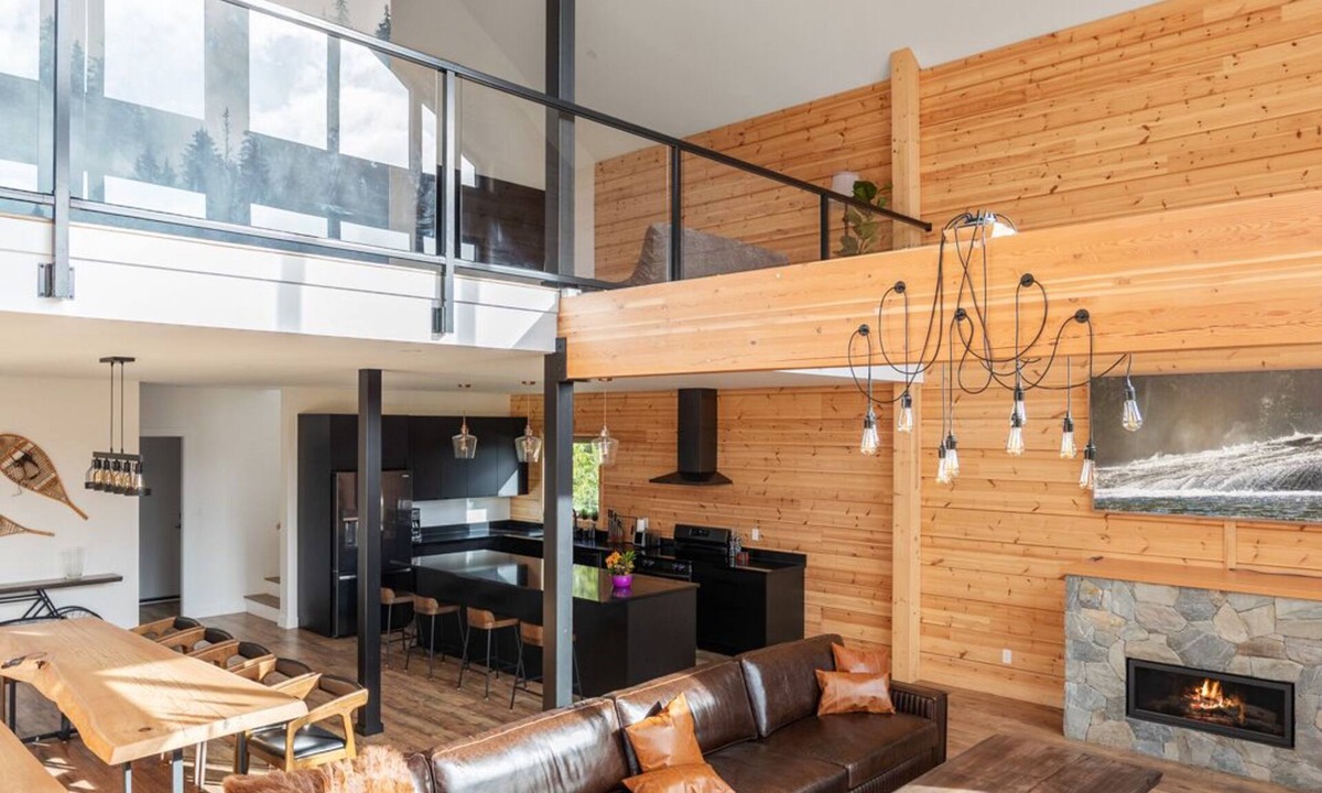 Courtenay Ski Chalet | Mammoth Chalet - Luxury Retreat on Mount Washington. Hot tub & Sauna