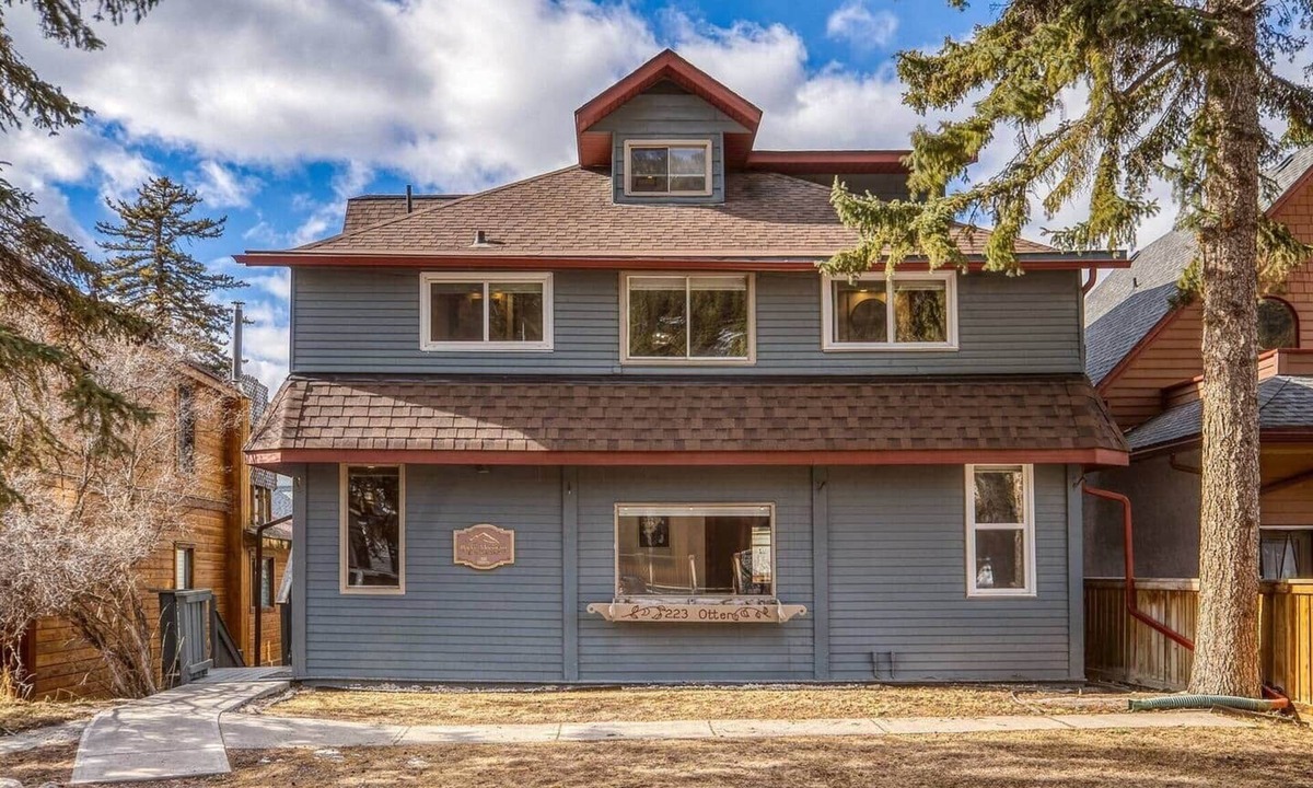 Banff House | Massive Mountain House in heart of BANFF-Sleeps 23