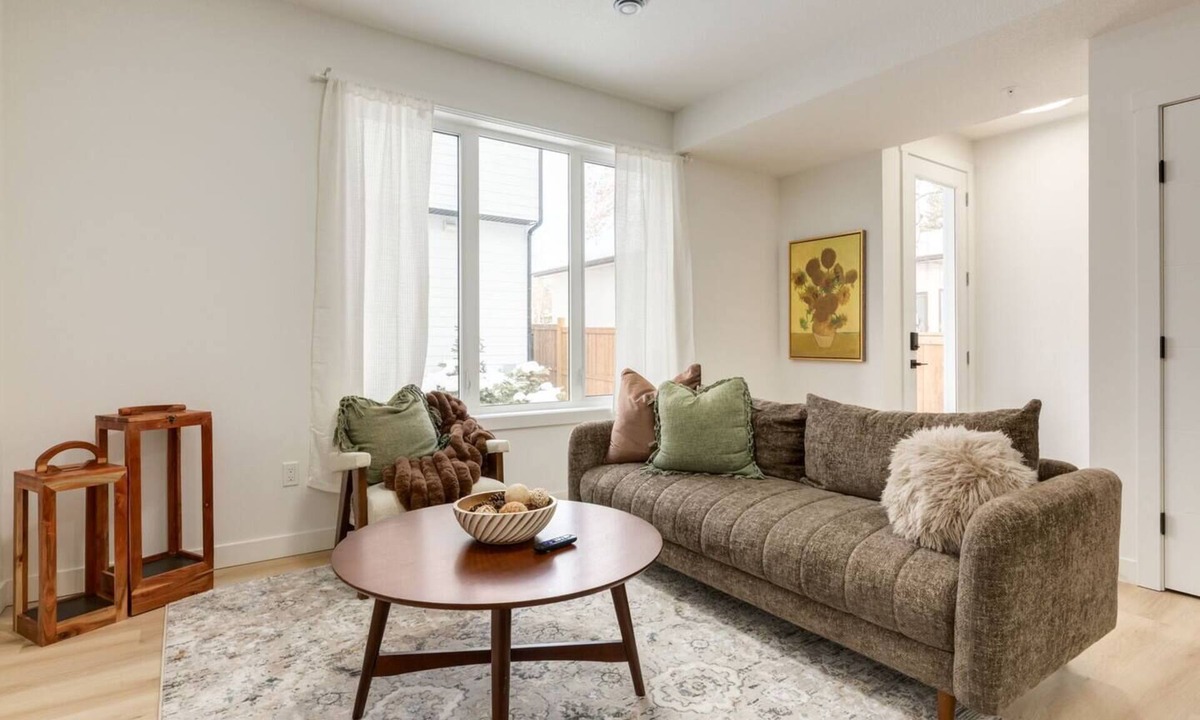 Shaganappi House | "Mint & Mahogany" 3bdrm 5 mins to C-Train!