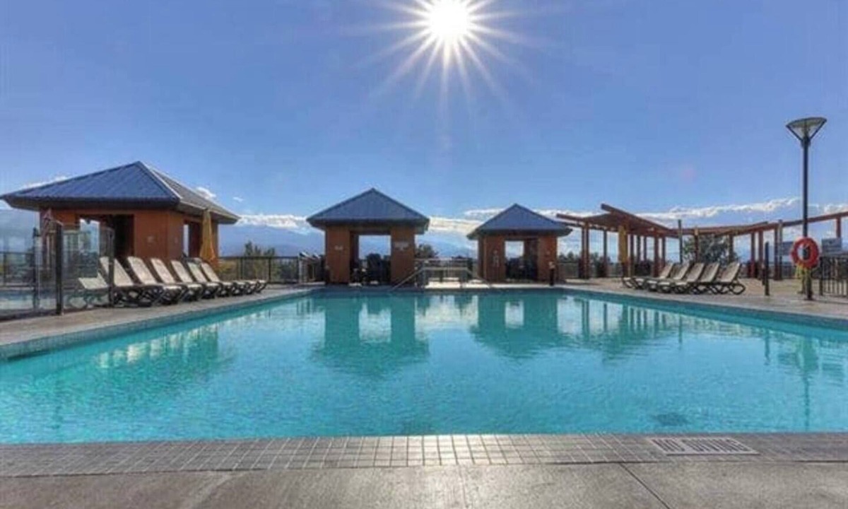 South Pandosy Apartment | Mission Retreat, pool, hot tub, gym, steps from the beach.
