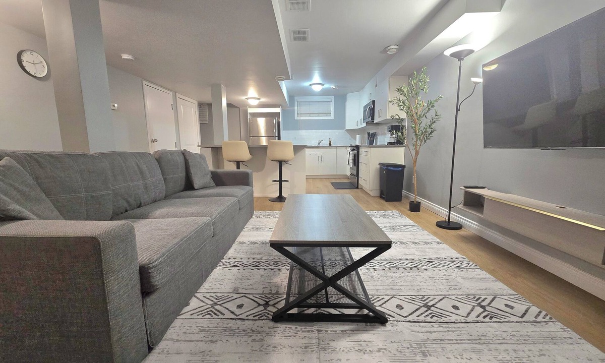 Rosslyn House | Modern 2-Bedroom Private Basement Suite | Quiet, Clean, Long Stays