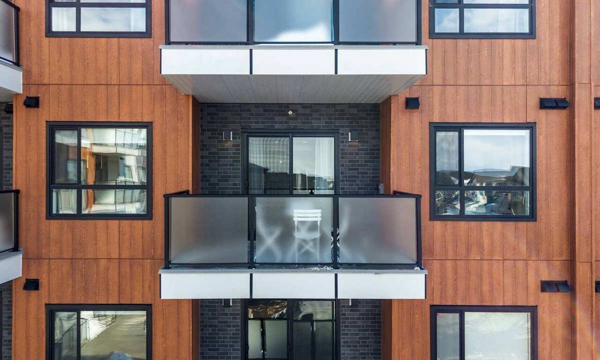 Northwest Calgary Apartment | Modern 2BR w/Balcony + Free Parking | NW Calgary