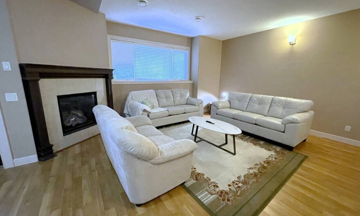 Southwest Mission House | Modern 2BR Walk-Out Suite | 2 Baths | UpperMission