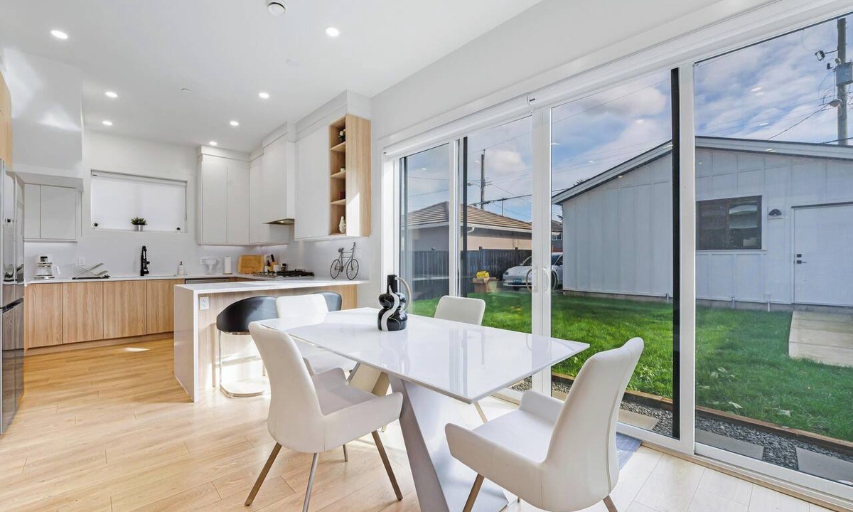 Renfrew-Collingwood House | Modern 3BR Gem | Close to Transit | 15m to DT