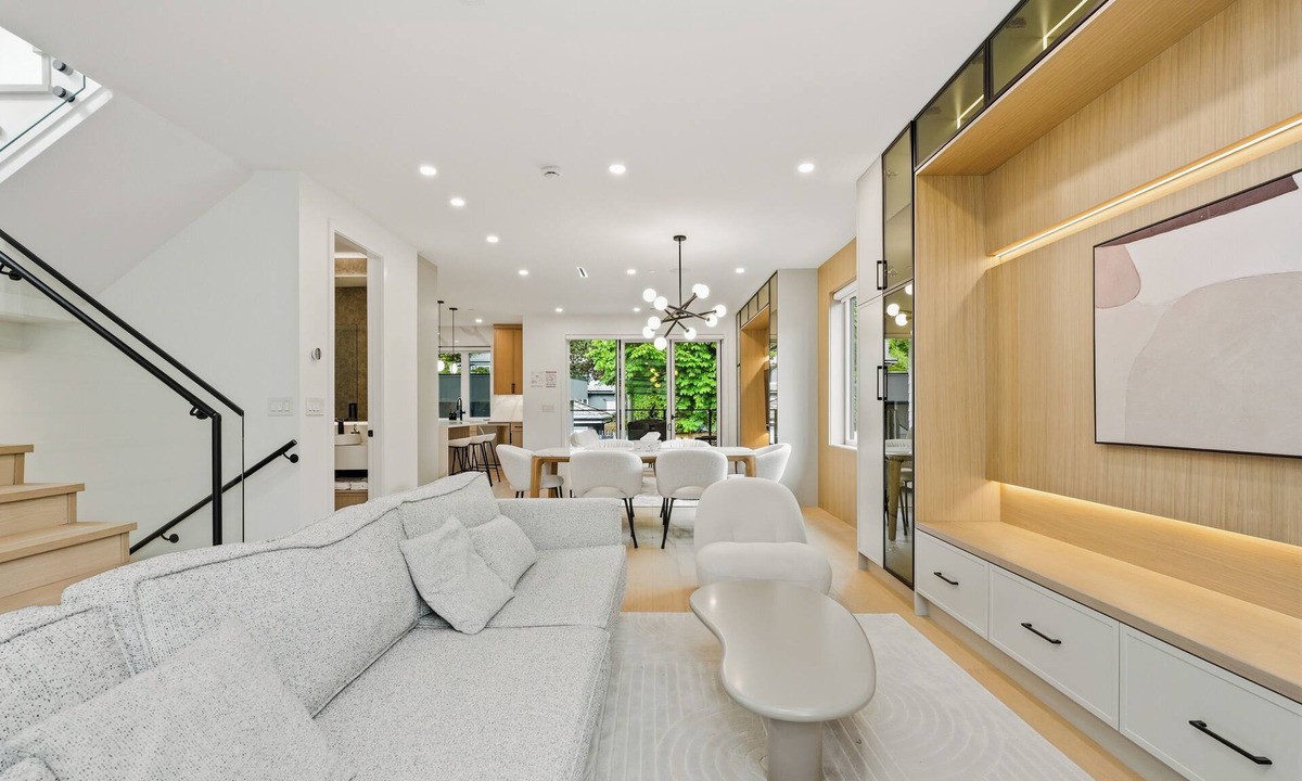 West Side House | Modern 5BR 5BA near UBC, QE Park & VanDusen