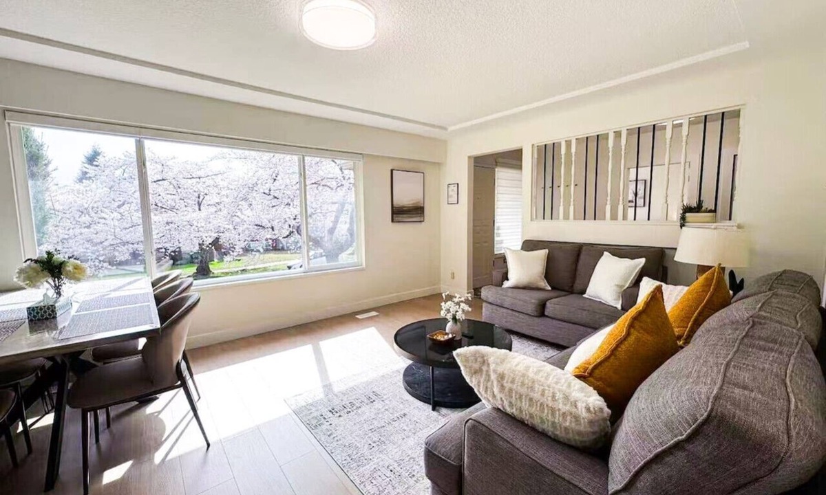Marpole House | Modern 5BR Oasis | Near Skytrain Airport and Shops