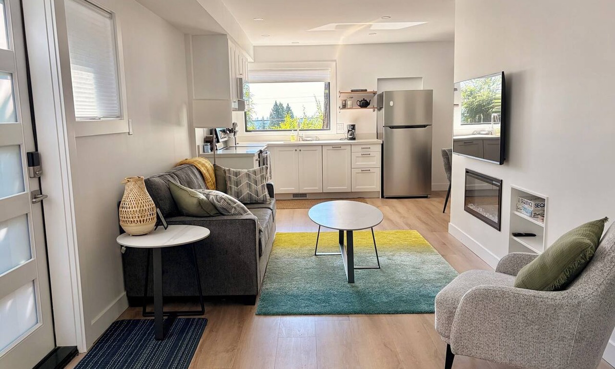 Lynn Valley Apartment | Modern and Bright Lynn Valley Retreat
