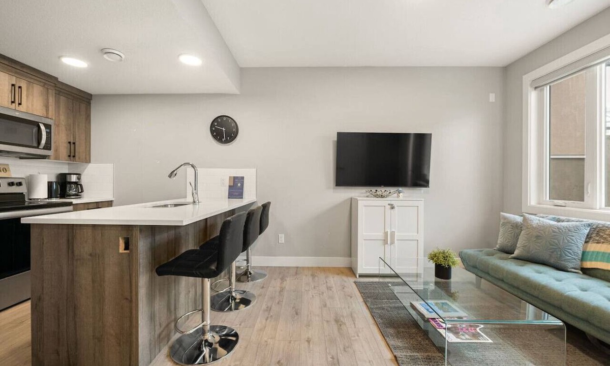 West Hillhurst Apartment | Modern and Pet-Friendly 1Br Suite Near Downtown