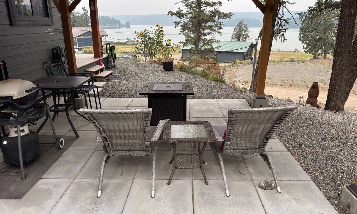 Lac La Hache Cabin | Modern Charming Lakeside cottage on Lac La Hache! Fun all year!