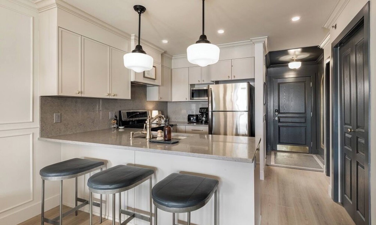 North End Condo | Modern Condo in Downtown Kelowna-HE426