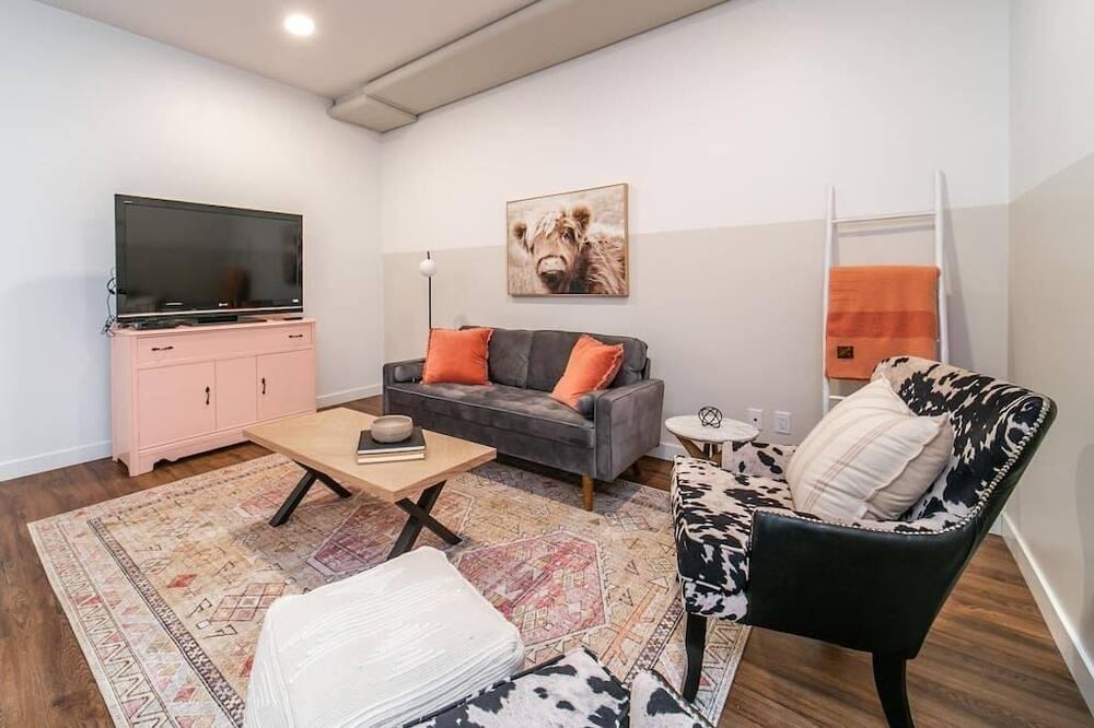 North Central Edmonton Condo | ✦Modern Country Retreat✦5 min ❤ of DTN✔U/G Parking
