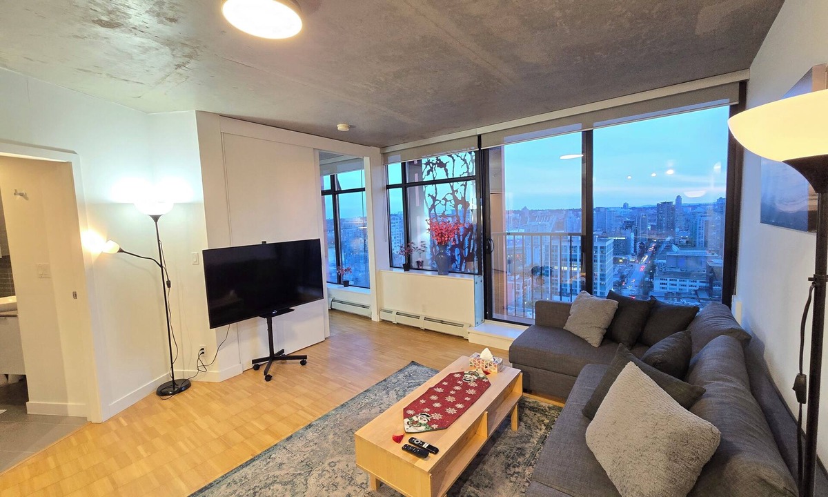 Crosstown Apartment | Modern Downtown Apartment with Million City Views