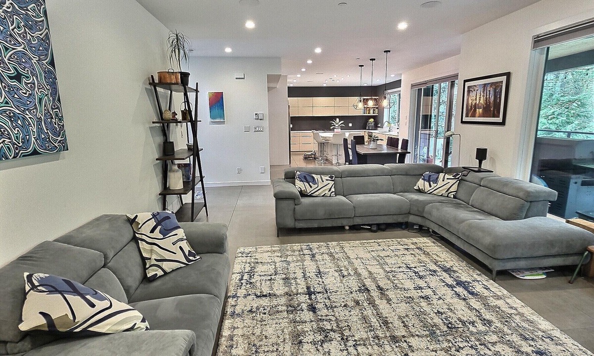 Squamish House | Modern House, Amazing Location: 4BR, Sleeps 8, A/C, King + Queen Beds, Bike