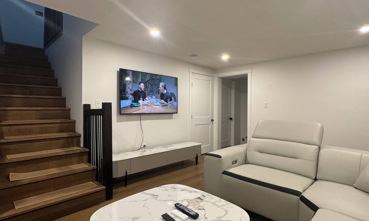 Brooks House | Modern Luxury 5 Bedroom House, Centrally Located in Brooks & Pet-friendly