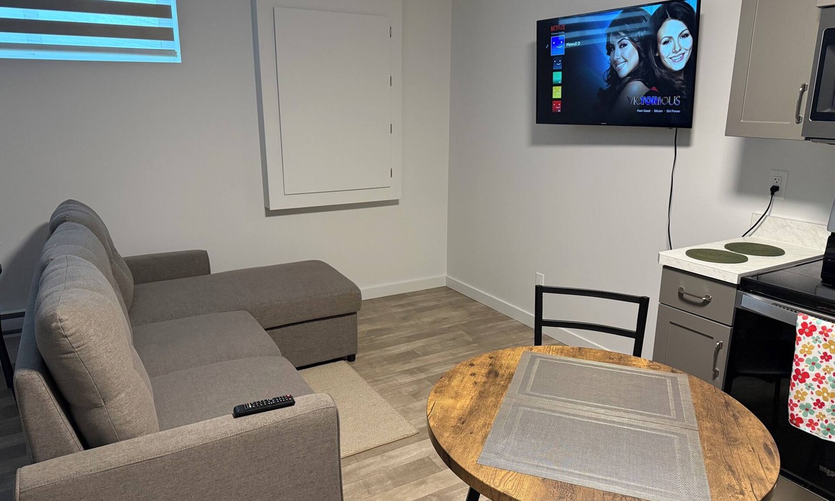 Saskatoon House | Modern Private 1 Bedroom Suite in Brighton Saskatoon. Close to U of S and RUH