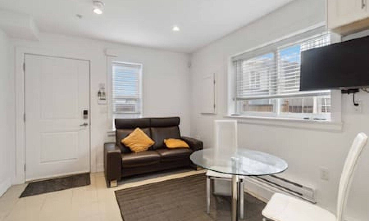 East Side House | Modern Private Laneway Home, Walk to SkyTrain