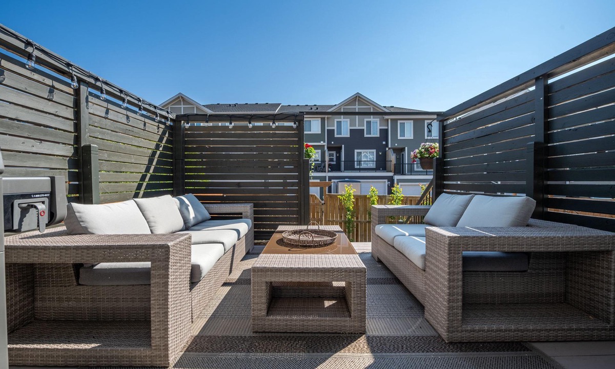 Cochrane House | Modern, Stylish, Professionally Decorated, spa Like, 4 Bedroom Home