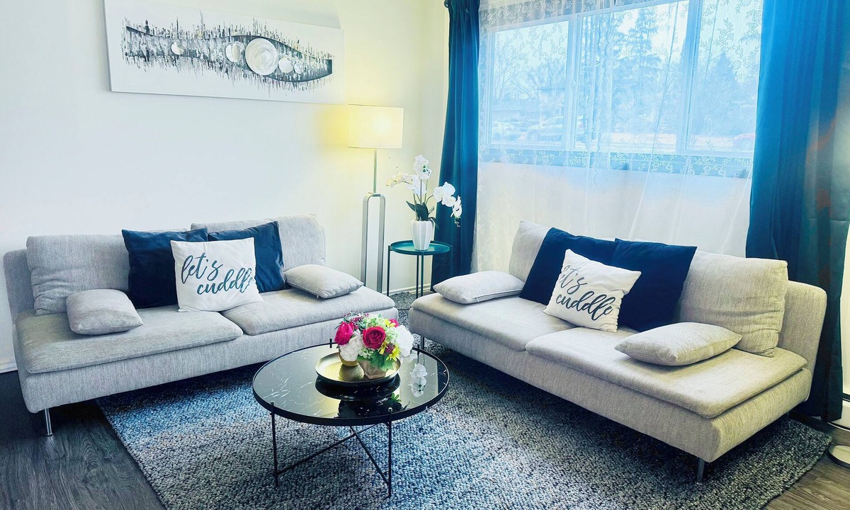 Southeast Edmonton Apartment | Modern Unit*Kingbed*Baby & Kid Friendly*Fireplace*