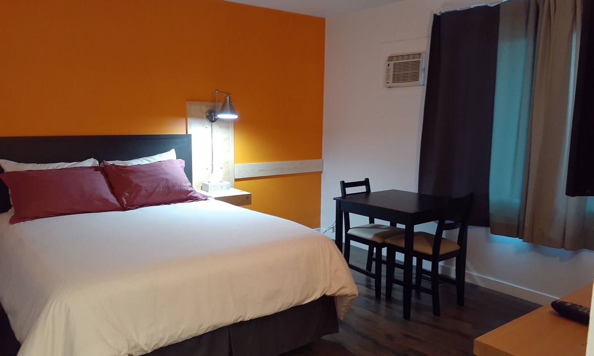 Canoe Hotel | Motel Happy Salmon