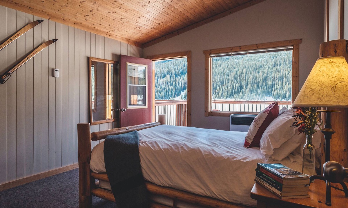 Spray Valley Provincial Park Hotel | Mount Engadine Lodge