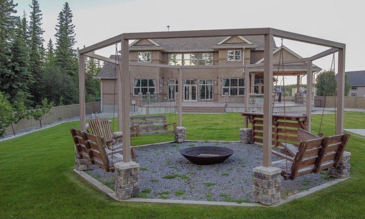 Hinton House | Mountain Escape near Jasper with 7 furnished br 4.5 washrooms, BBQ and Firepit