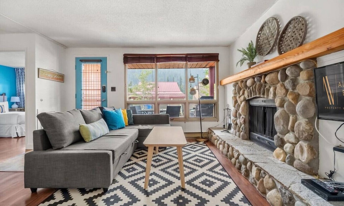Panorama Apartment | Mountain Mural | Hot Tub | Pools | Ski-In/Ski-Out
