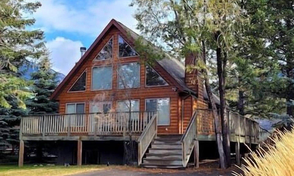 Radium Hot Springs House | Mountain Views/Pool Table/Sauna