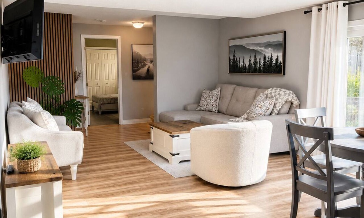Central Okanagan House | Mountain Views - Sleeps 4 - Pet Friendly - Close to Wineries and Beaches