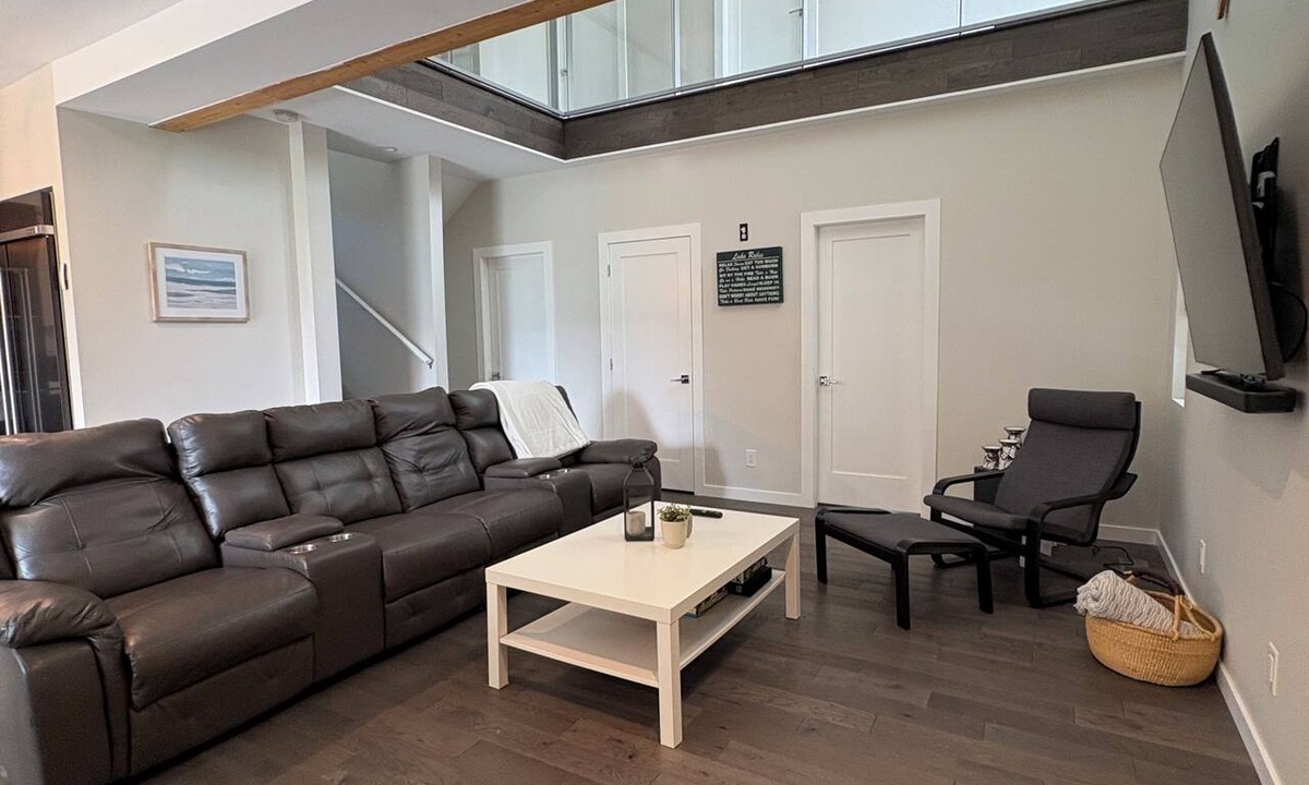 Anglemont House | Mountainside Lodge Shuswap Retreat/Lakeview Deck/Theatre Room/Sauna
