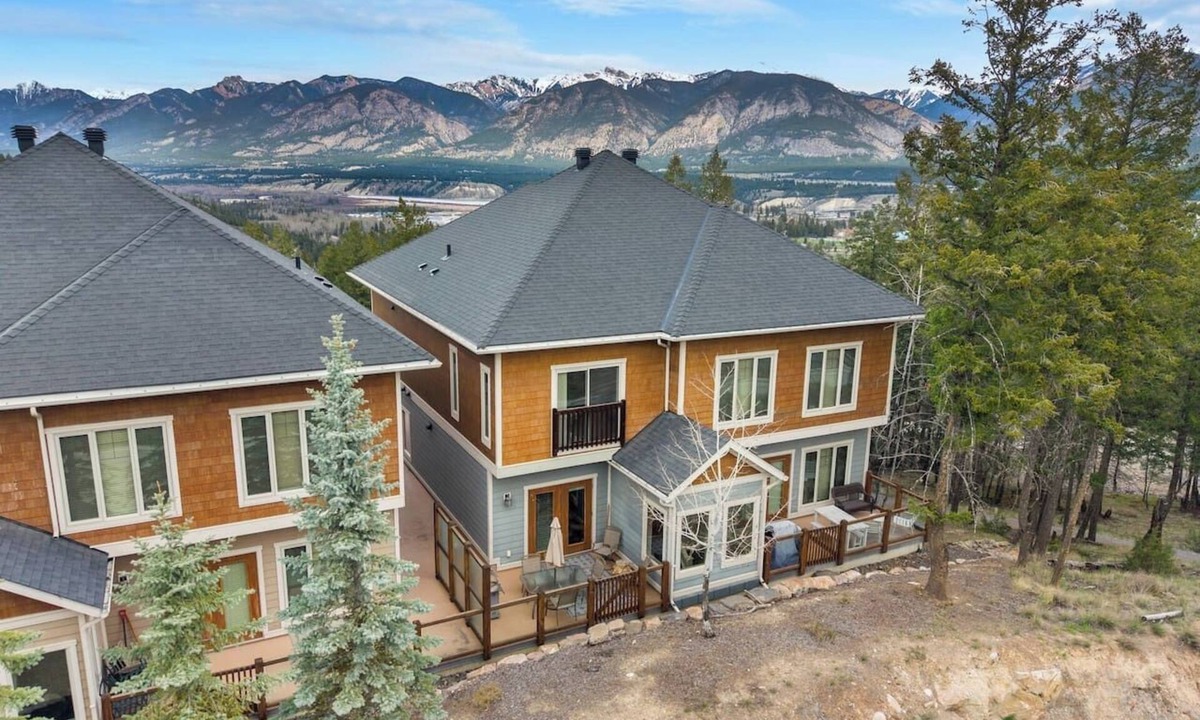 East Kootenay Villa | Mountainside Retreat | Pickleball | AC | Pets Ok
